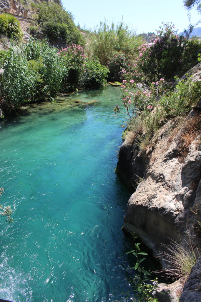 Türkisgrünes Wasser in den Fonts de L'Algar